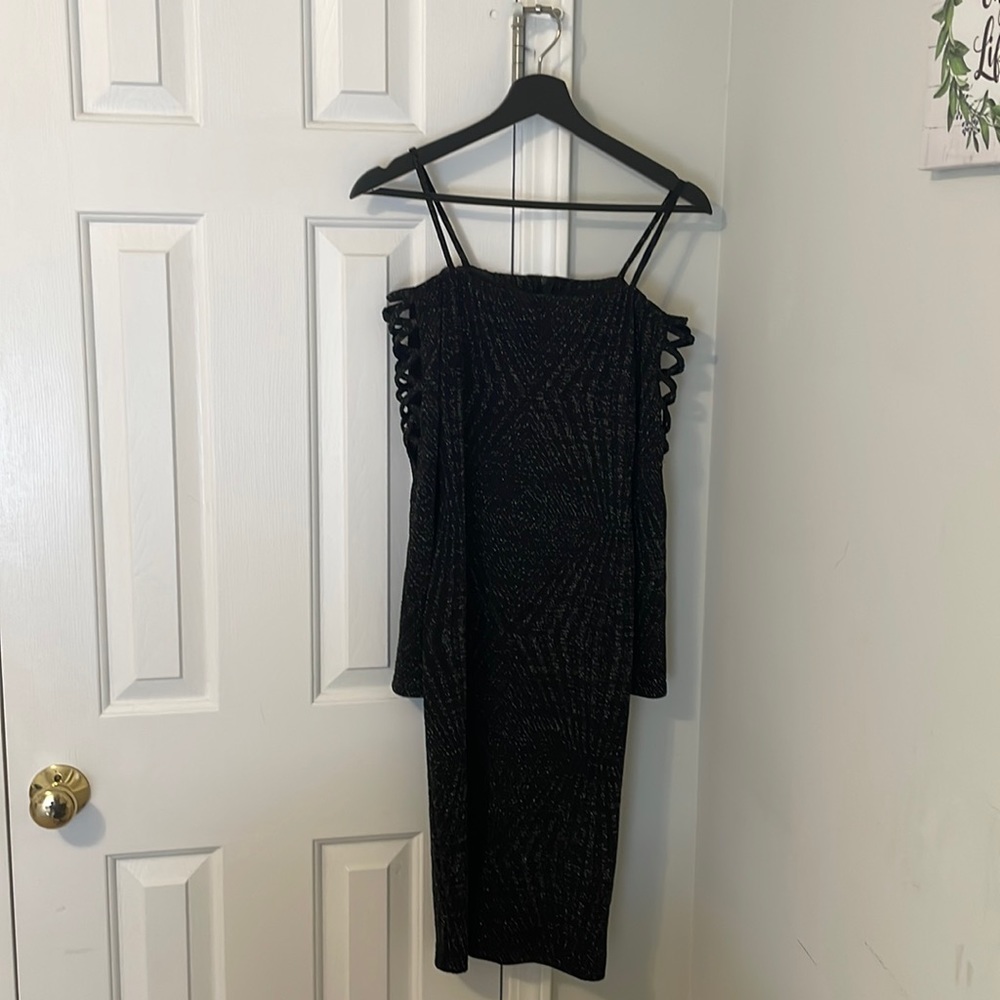 Black woman dress, size 2 elegant for a party, fabric that stretches.